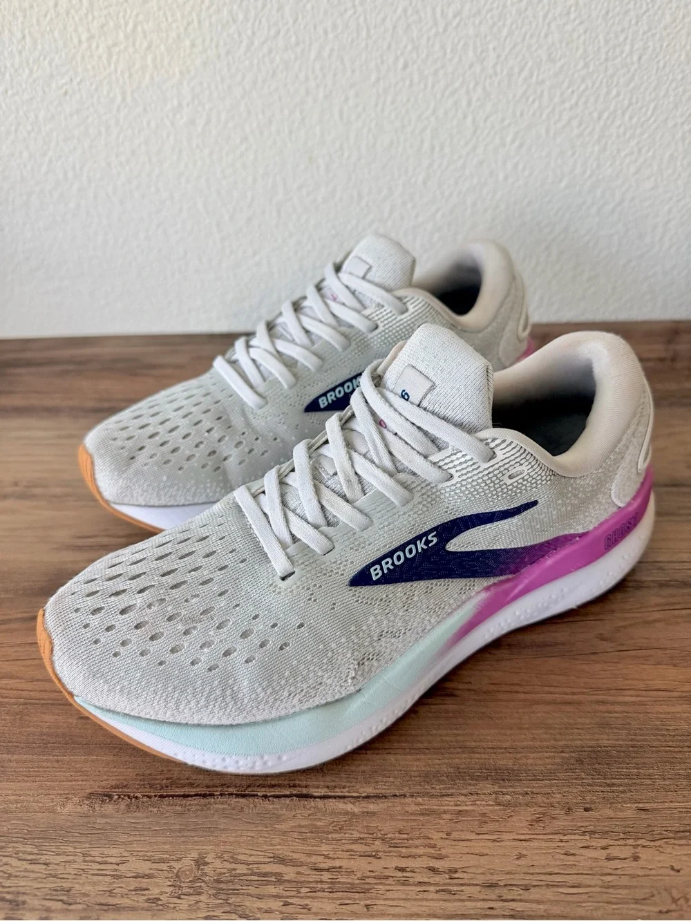 Brooks Womens Ghost 16 in White/Gray/Blue/Pink (7.5 Medium-B) Great Condition